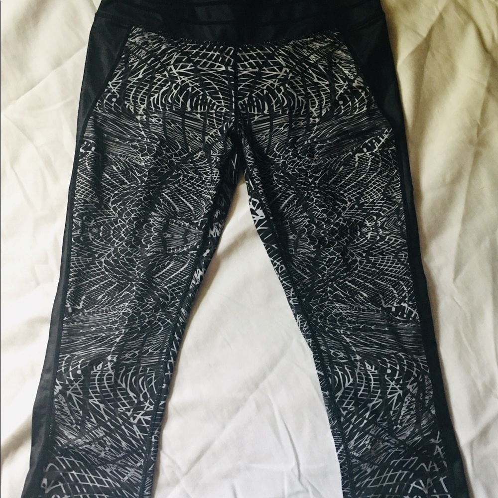 NWOT Reflex Echo Grey Print Workout Capris Sz L